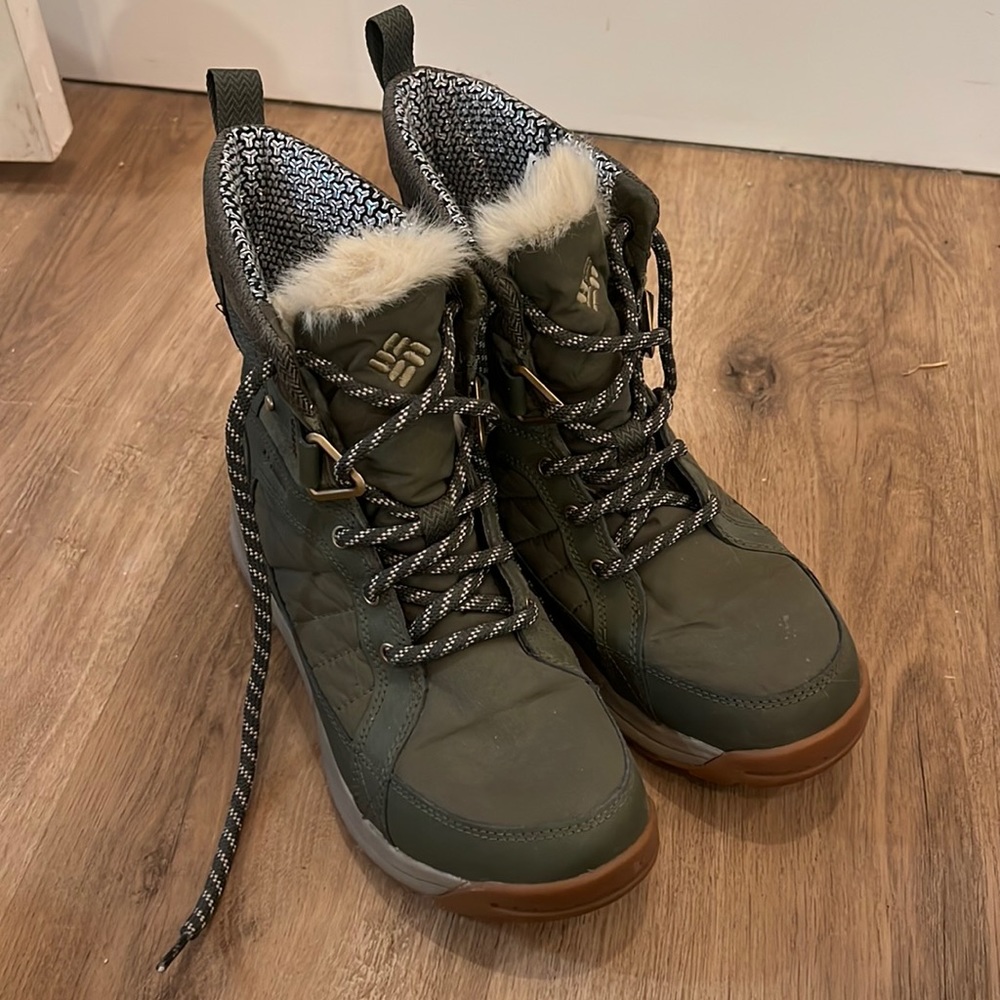 Hunter green meadows shorty Columbia snow boots
